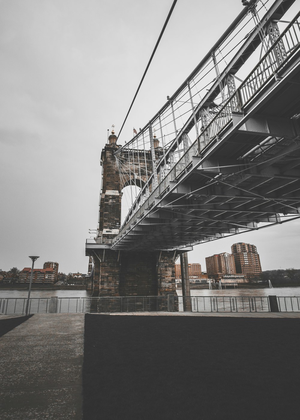 灰色と茶色の橋
