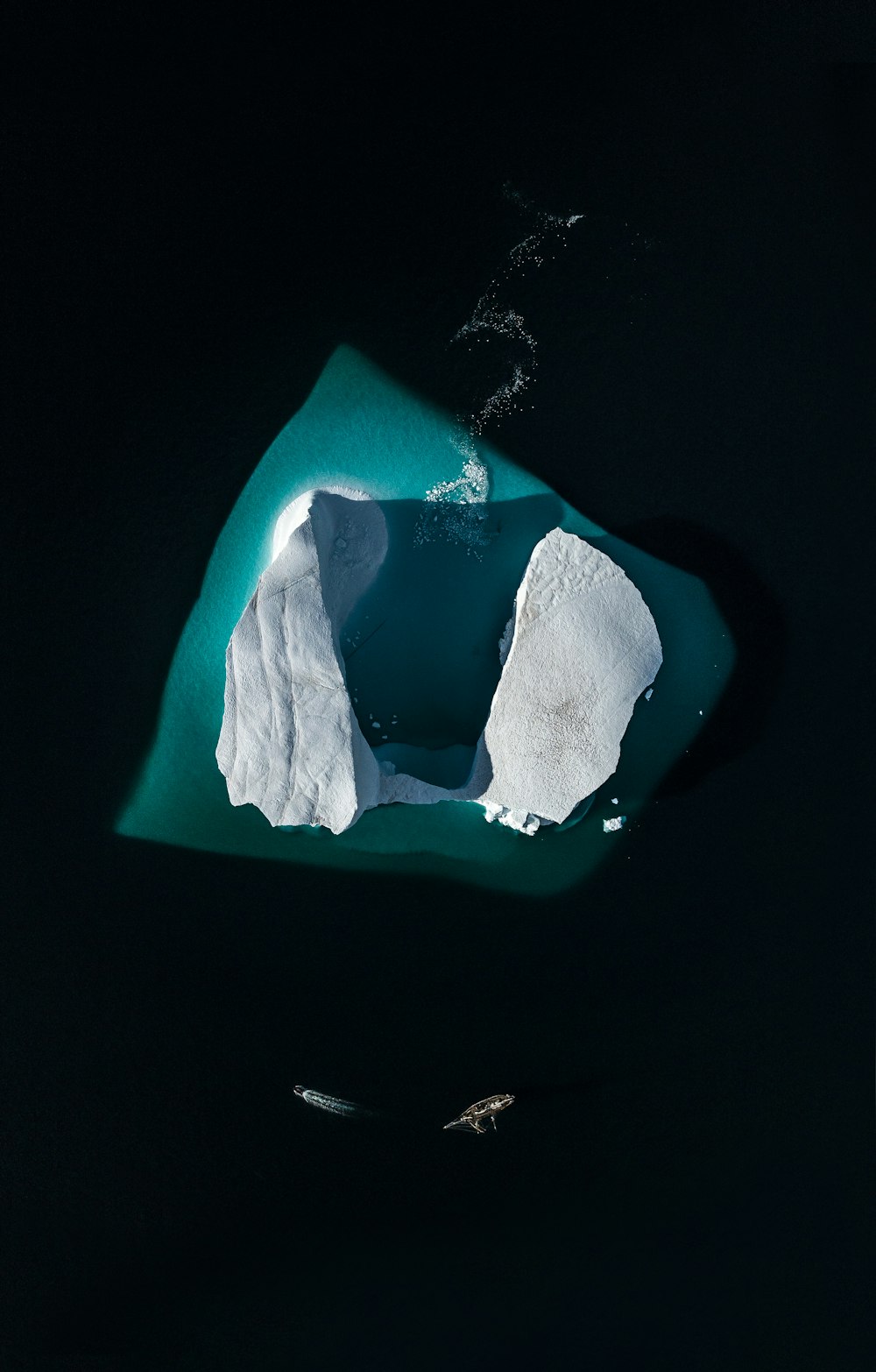 uma vista aérea de um iceberg na água
