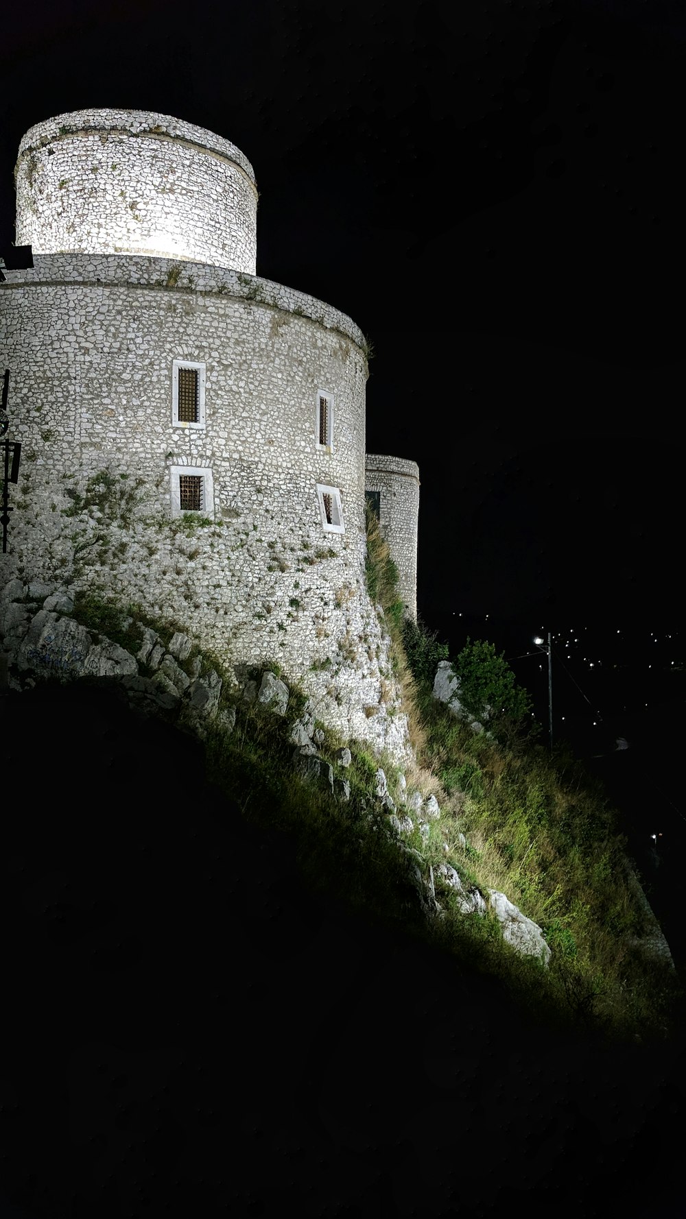 maison en béton blanc et gris la nuit