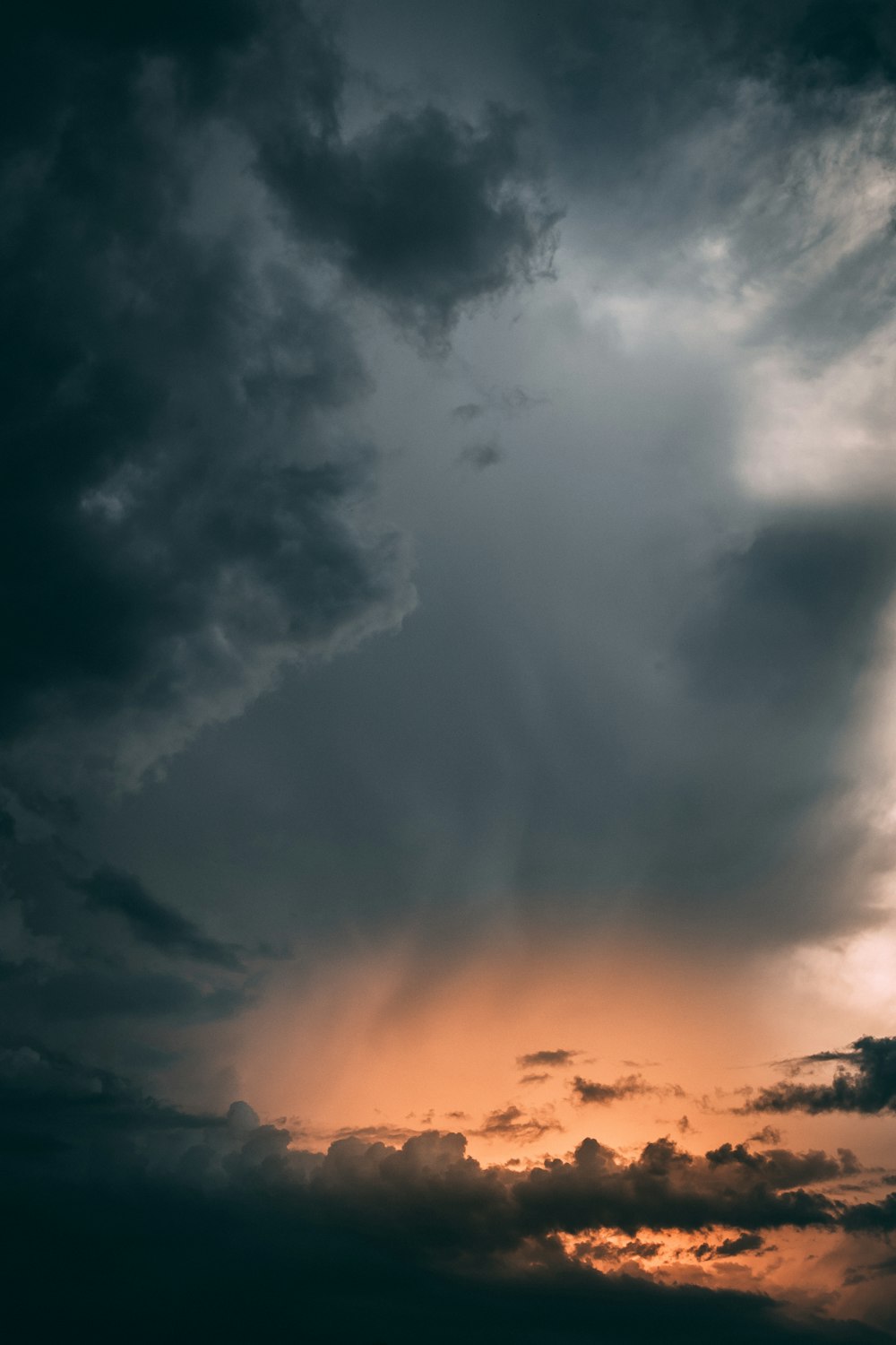 Nubes grises durante la hora dorada