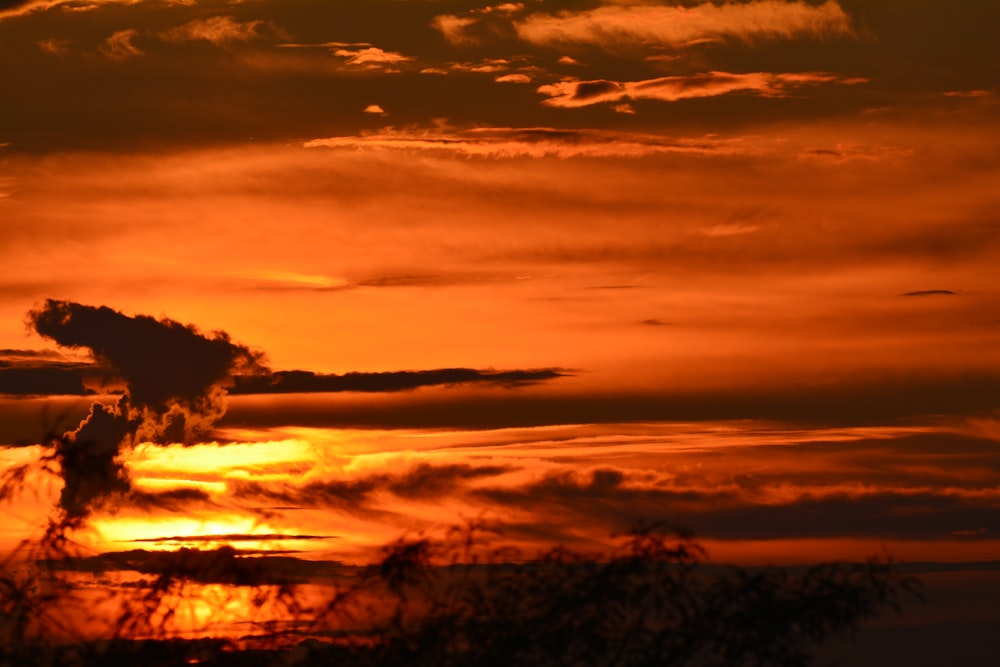 雲とオレンジ色の夕日