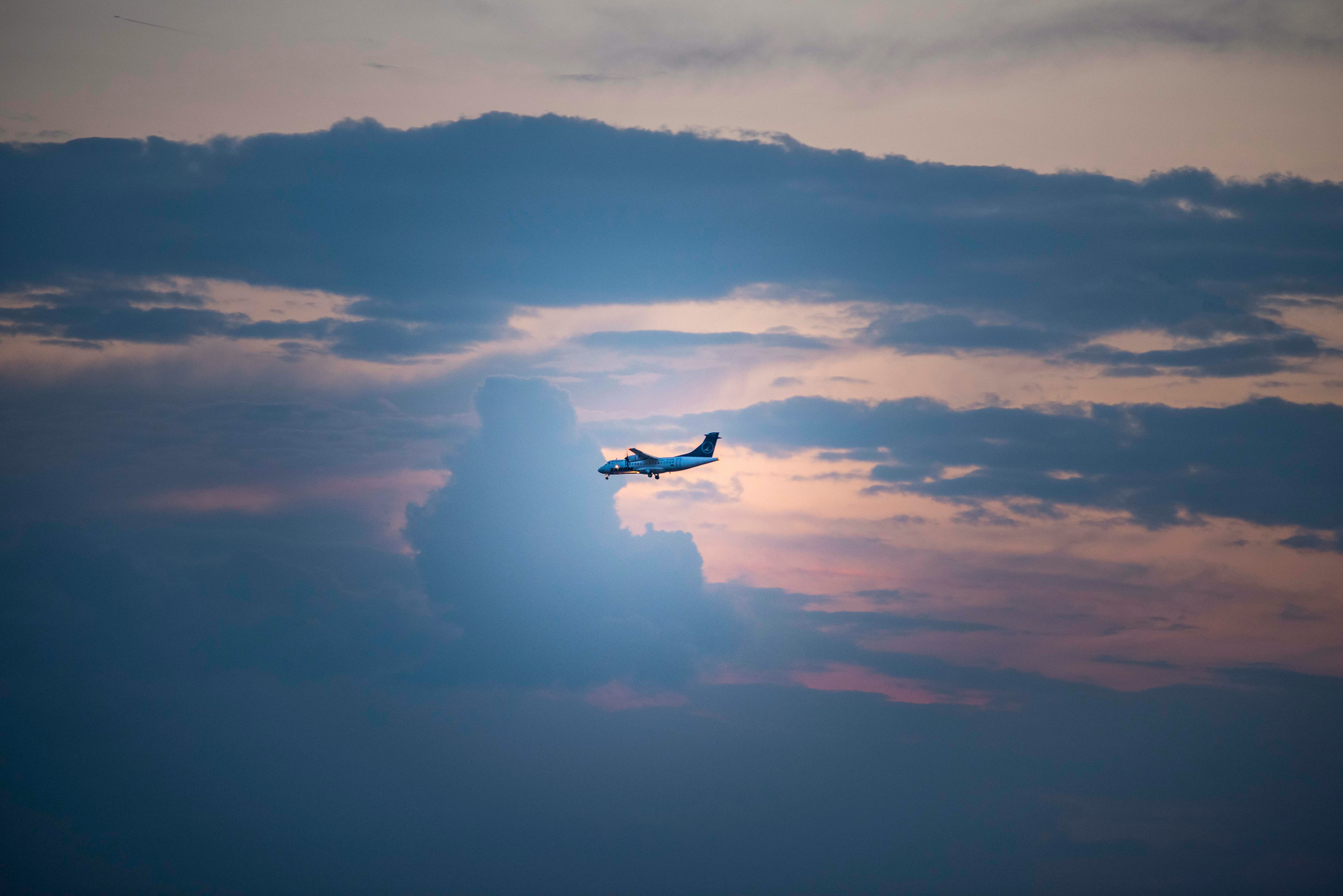 飛機穿雲