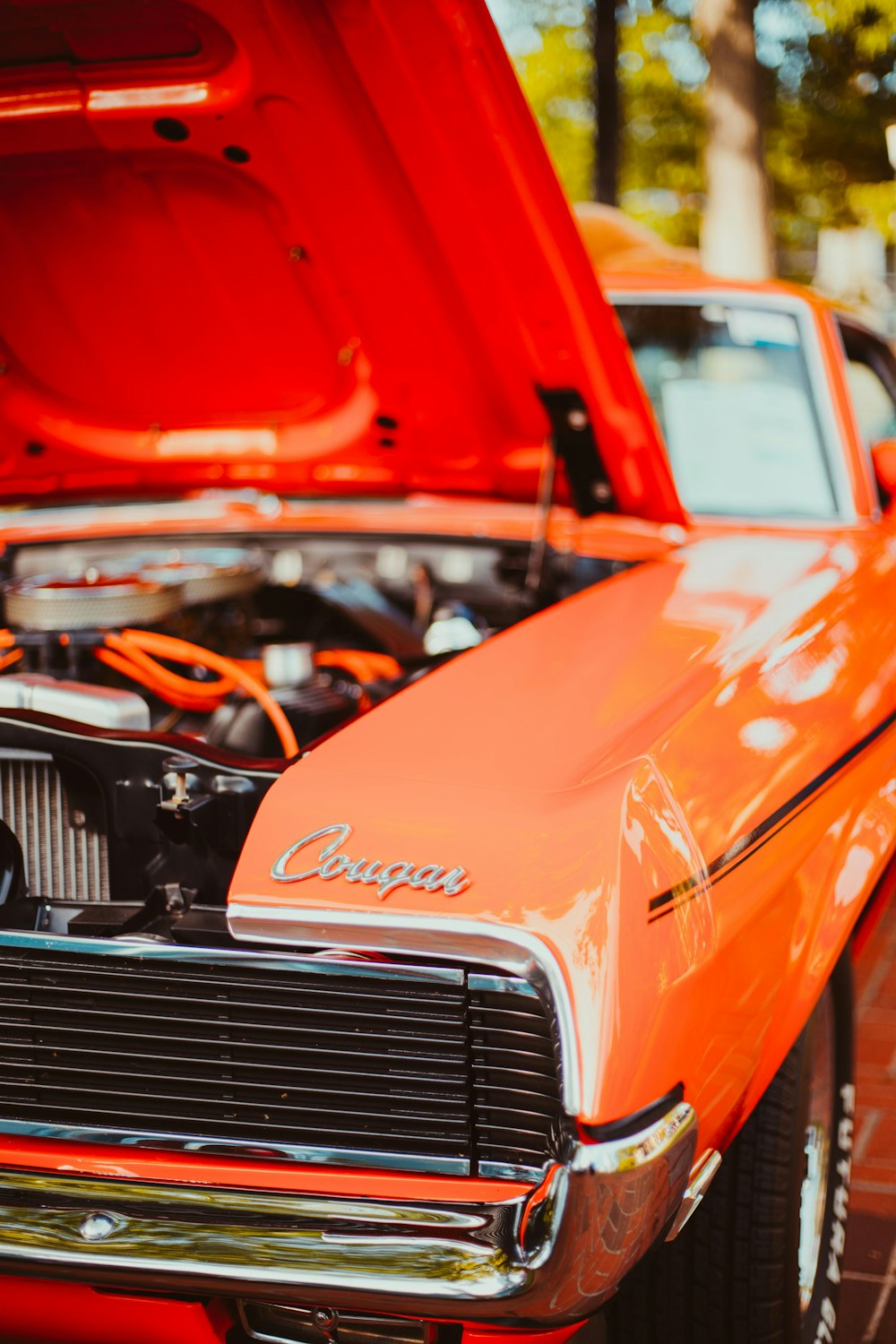 Klassisches orangefarbenes Auto mit geöffneter Motorhaube