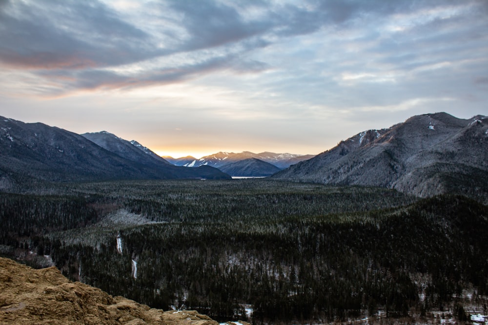 Chaînes de montagnes au coucher du soleil