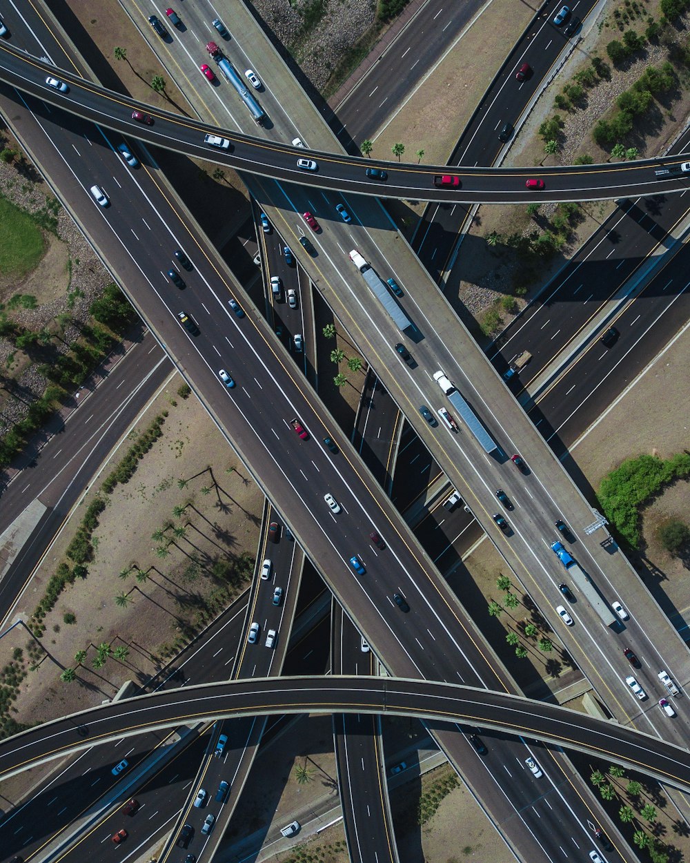 車両のある道路のハイアングル写真