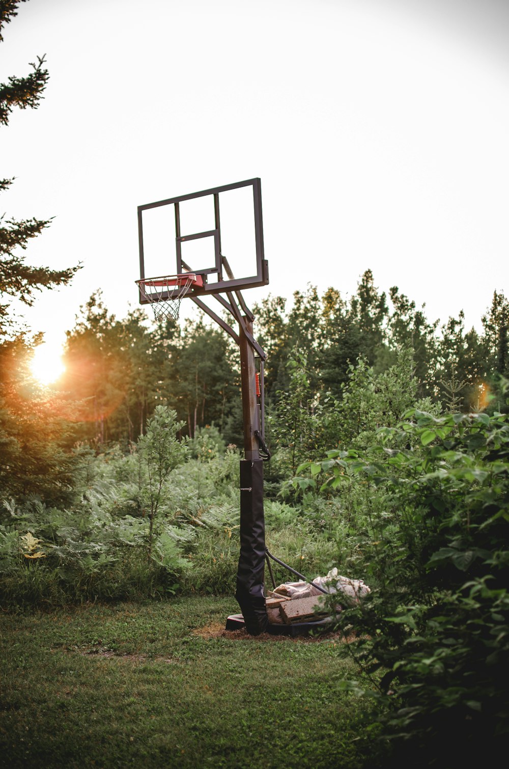 Canastas de baloncesto portátiles de metal negro y gris colocadas en el suelo