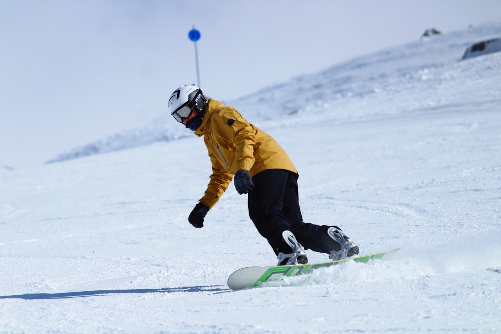 homme faisant du snowboard