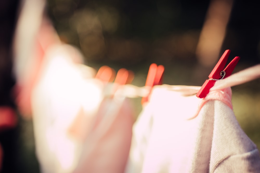 Mise au point sélective du clip rouge sur la corde à linge