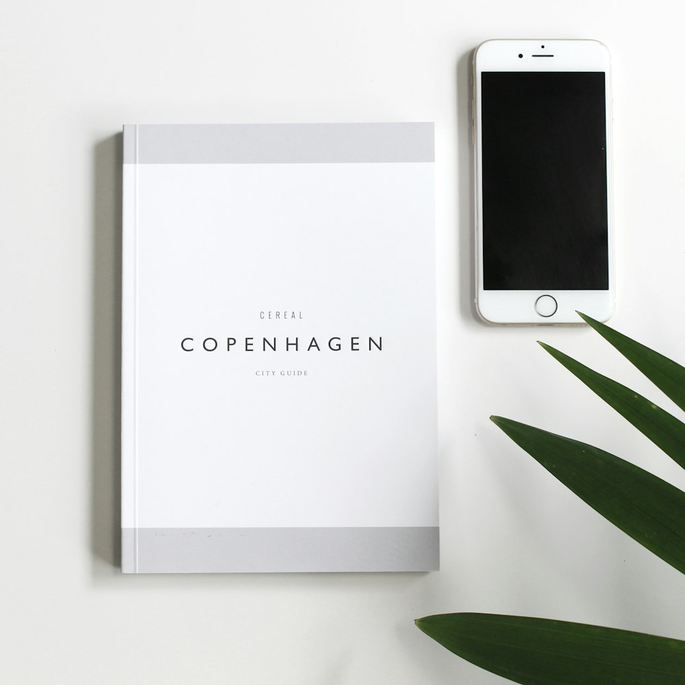 Livro de Copenhaga ao lado do iPhone 6