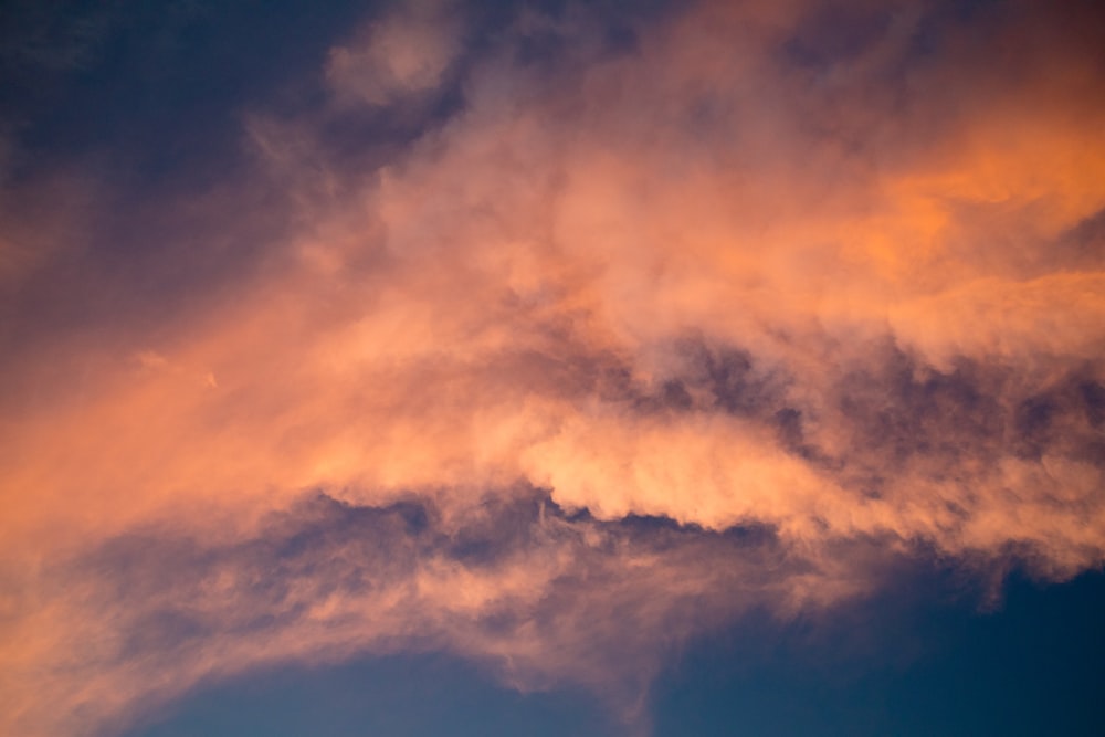 Fotografía de ángulo bajo del cielo