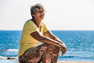 femme assise sur le rivage