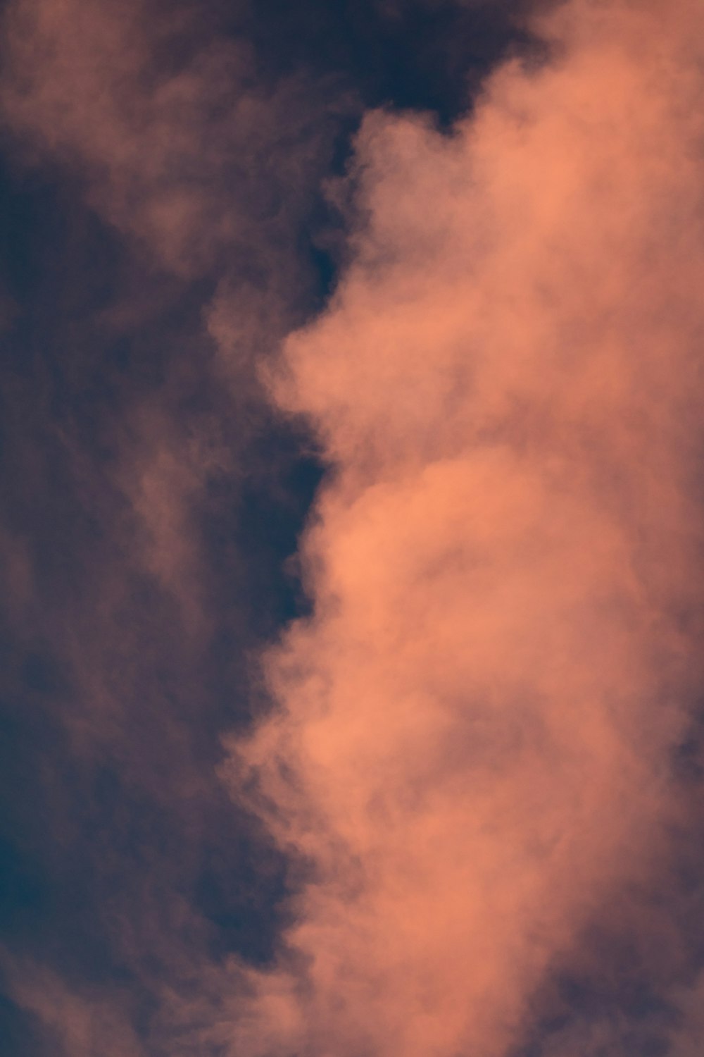 Low-Angle-Foto von weißen Wolken in der Dämmerung