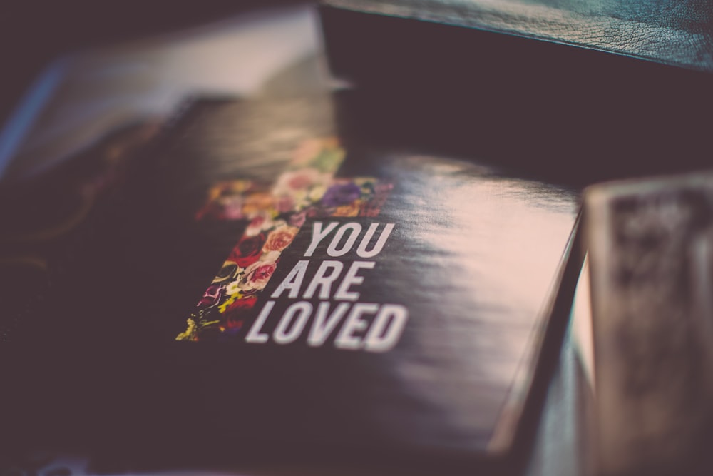 fotografia a fuoco selettiva del libro You Are Loved