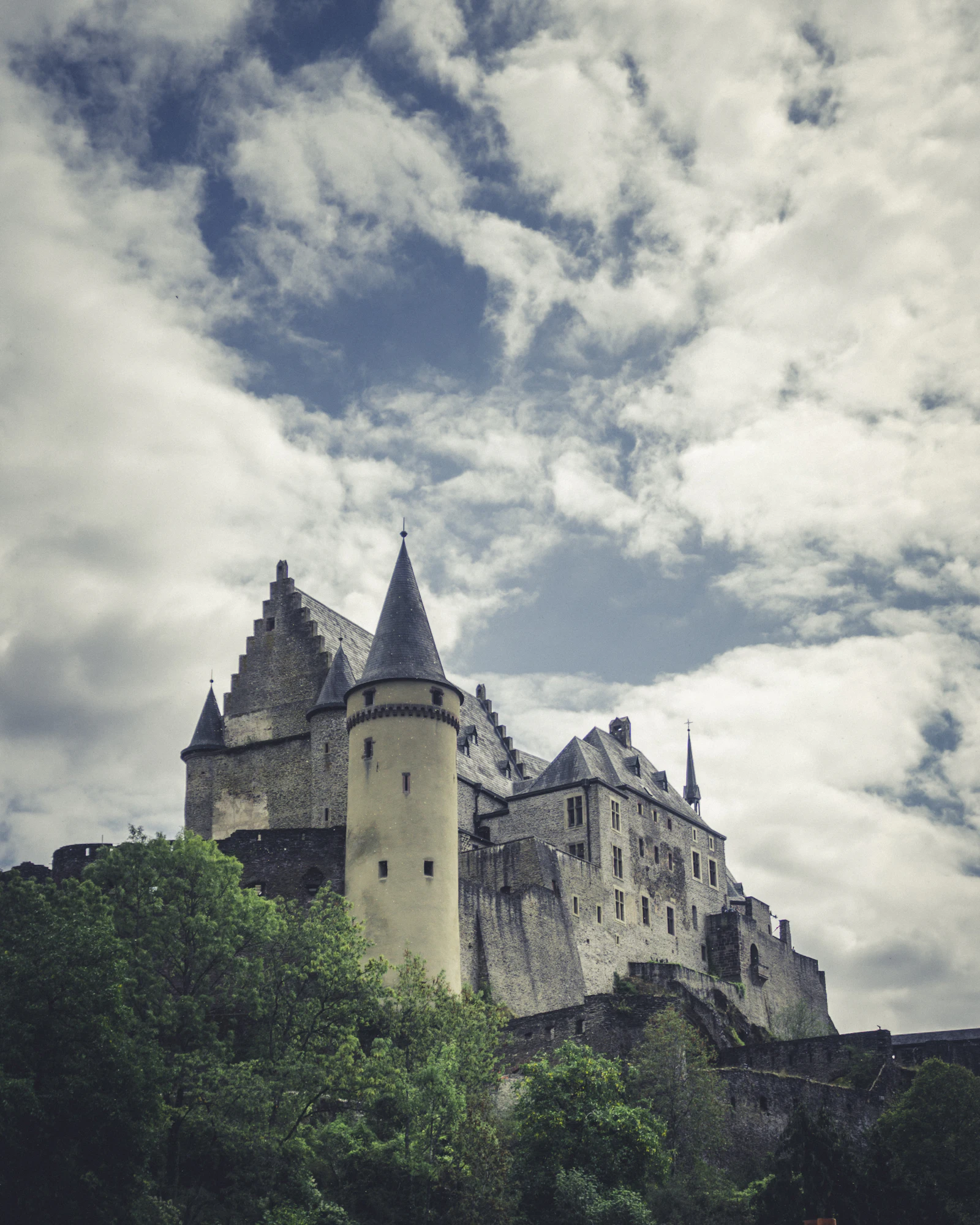 Château médiéval à tours dominant un village (image d'illustration)