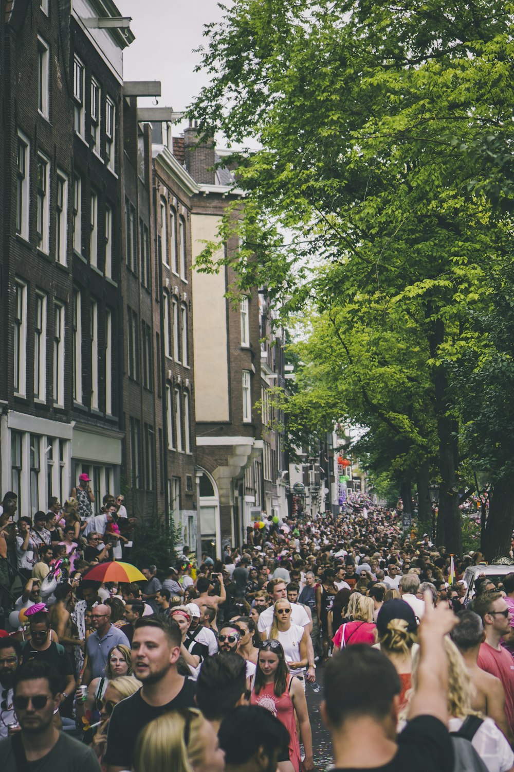 Menschenmenge, die tagsüber durch die Straßen geht