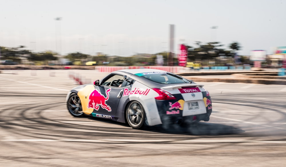 Voiture de rallye noire et grise effectuant du drift