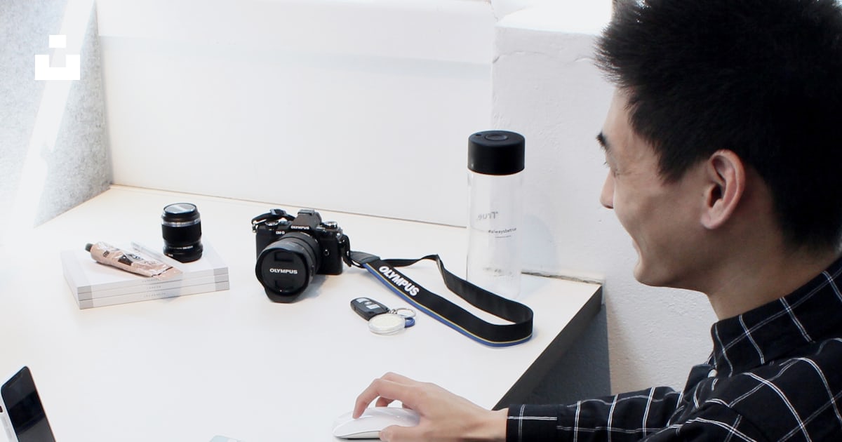 Man using computer photo – Free True Image on Unsplash