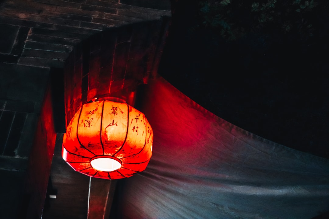 turned-on red paper lantern, 燈籠