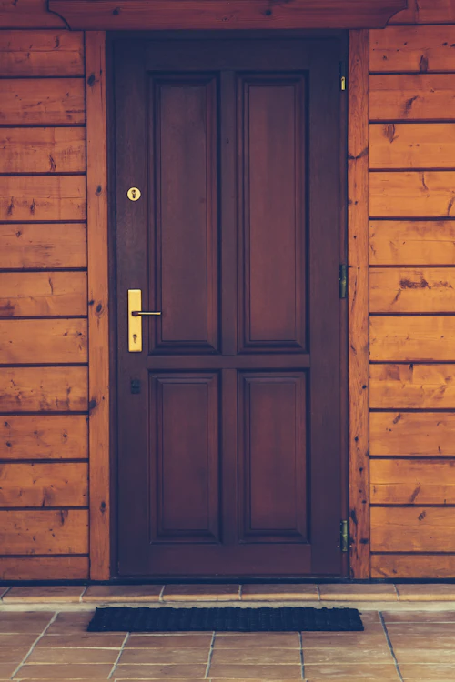 Puerta de paneles de madera cerrada en una vivienda
