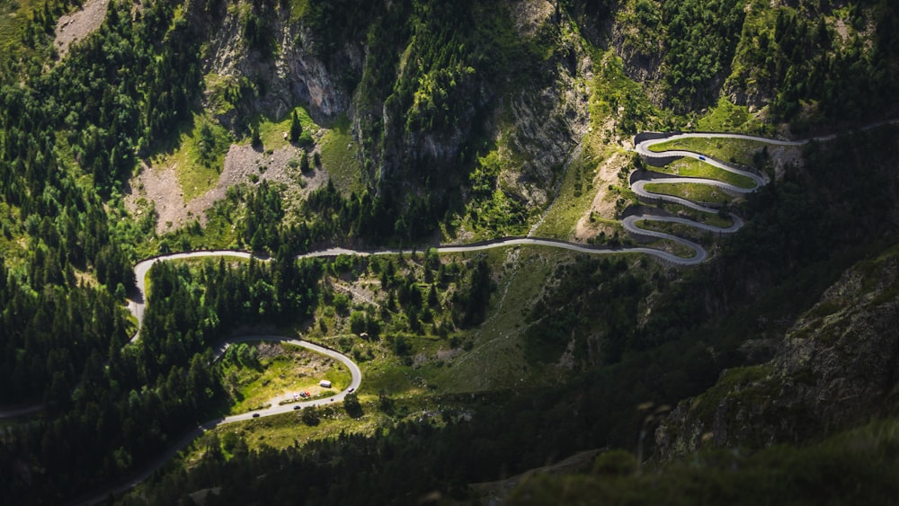 山の近くの道路