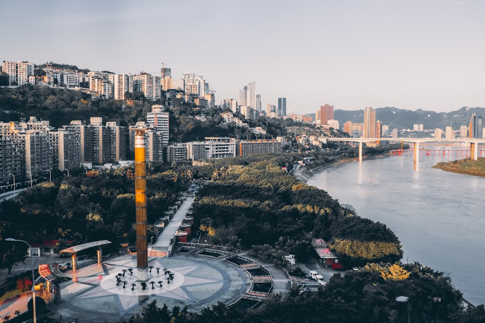 Photo aérienne d’un monument près d’un plan d’eau pendant la journée