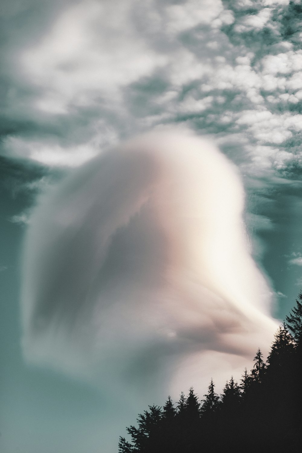 Formation de nuages blancs sous le ciel bleu pendant la journée