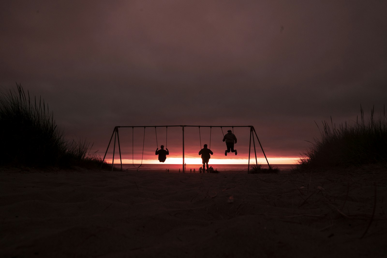 ZEISS Batis 25mm F2 sample photo. Silhouette of three person photography