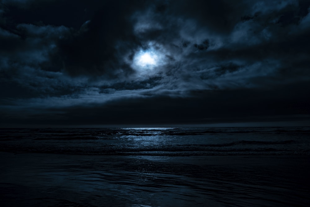 Cuerpo de agua bajo la luna llena