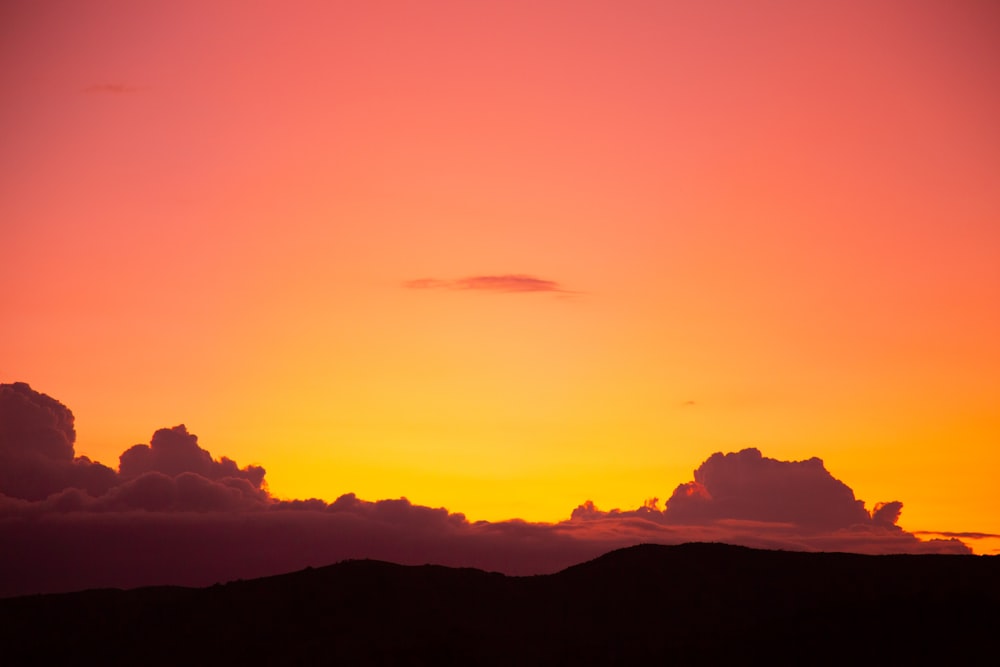 Foto de la puesta de sol sobre las nubes
