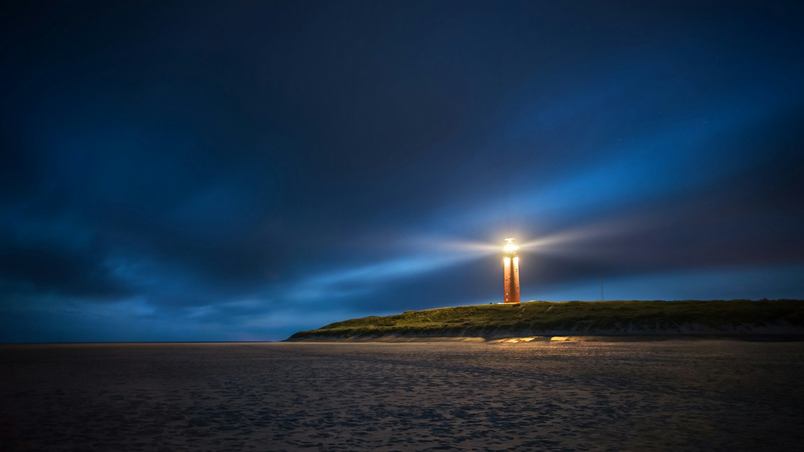 De vuurtoren is klein en staat hoog