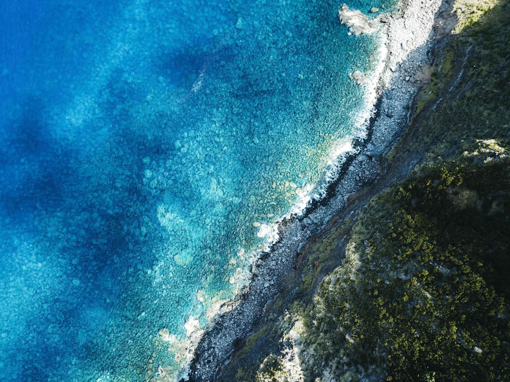 Veduta aerea della riva del mare durante il giorno