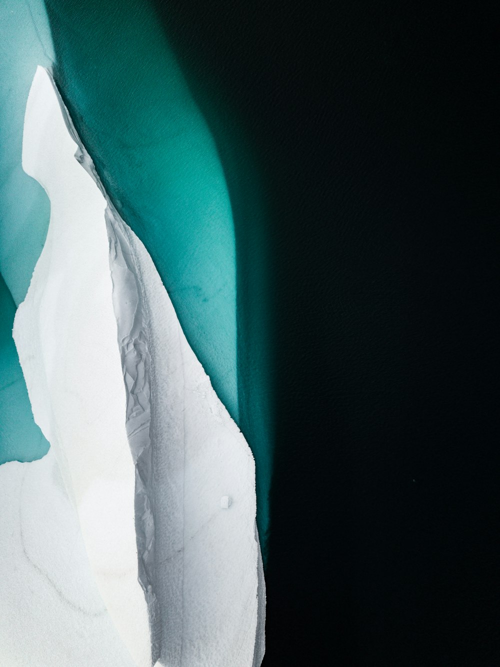 une vue aérienne d’un glacier dans la neige