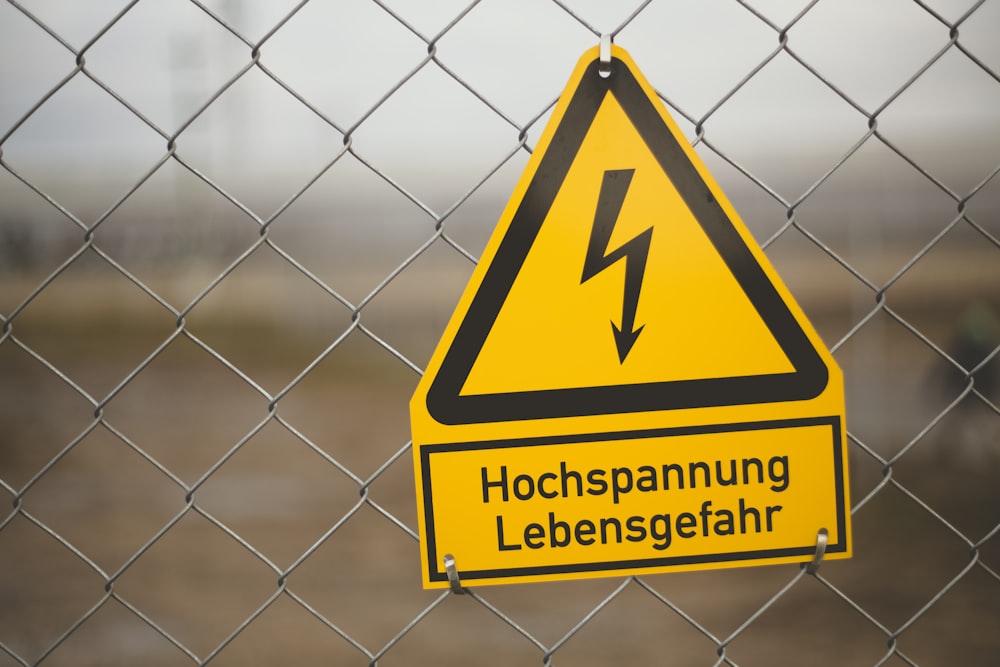 gelbes elektrisches Schild