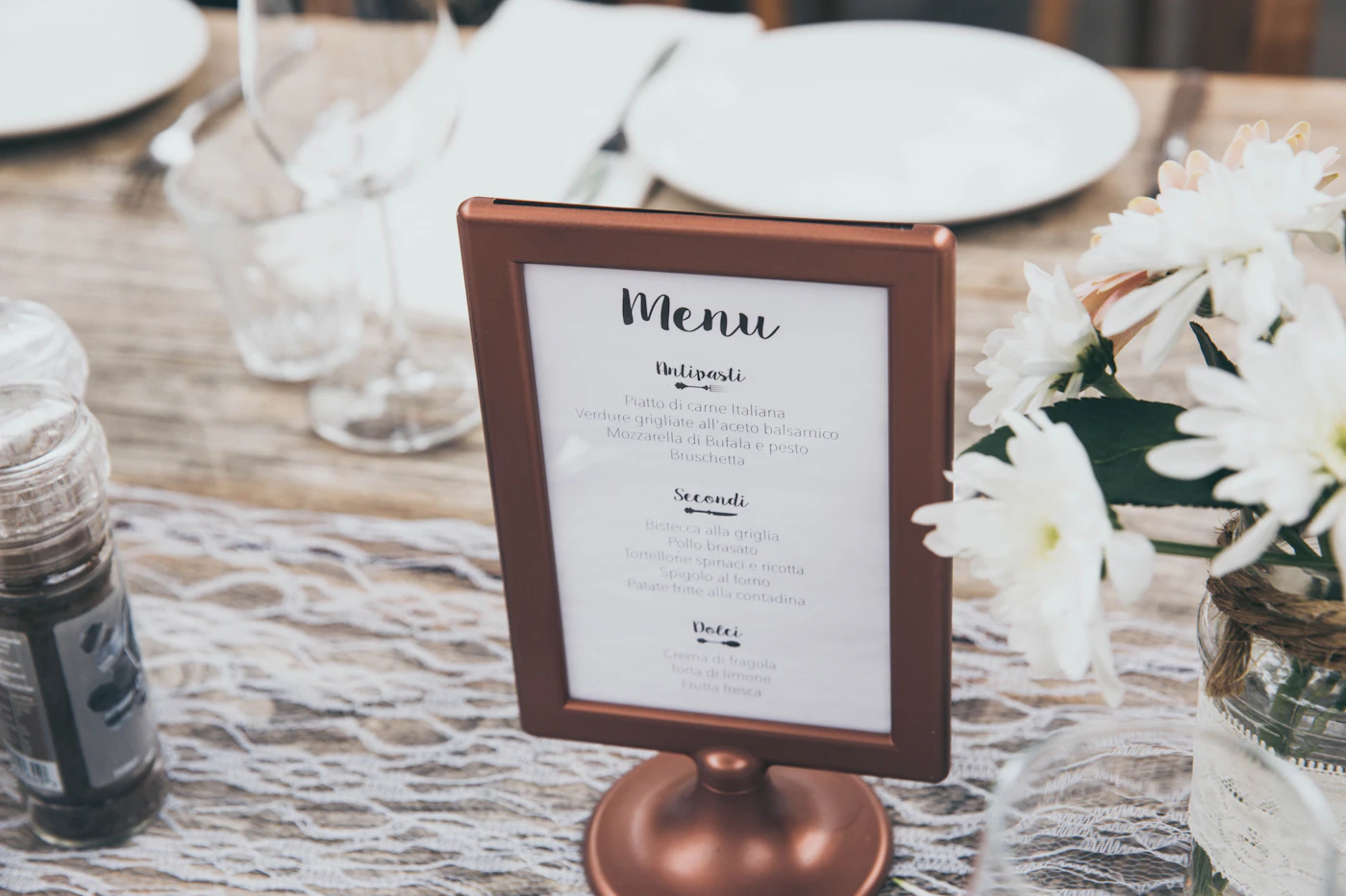 How to design your own wedding menus — Elegant wedding menu cards displayed on a reception table