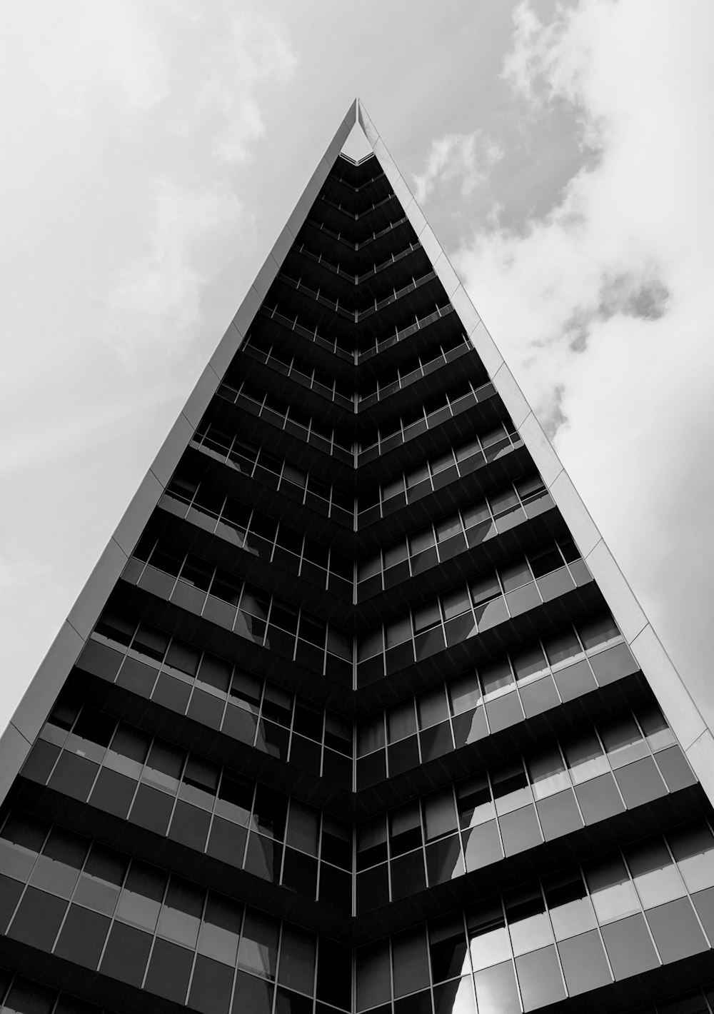 Edificio de gran altura en escala de grises