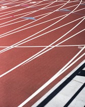 brown track field von Max Di Capua (https://unsplash.com/@maxdicapua)