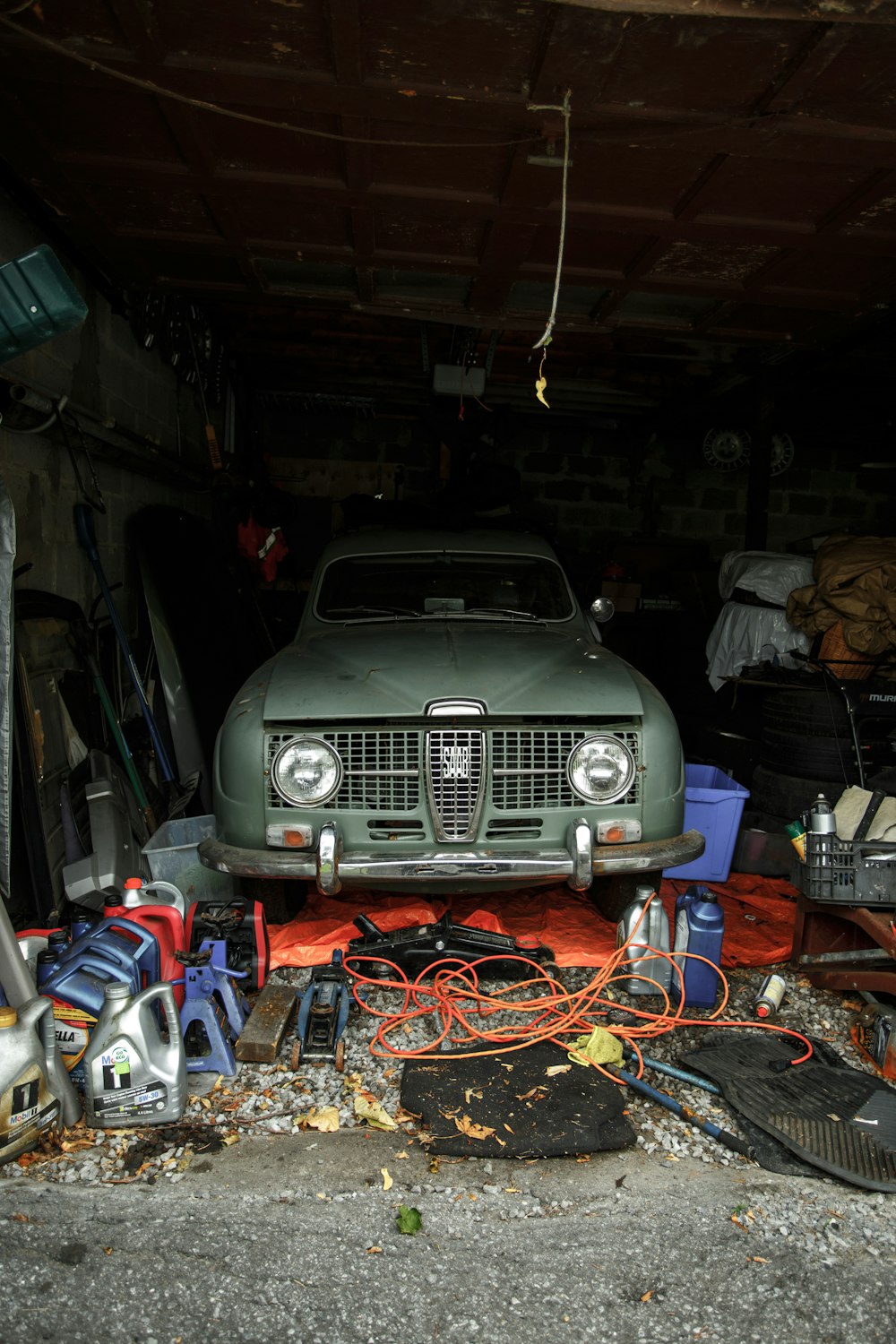 Grünes Fahrzeug in der Garage