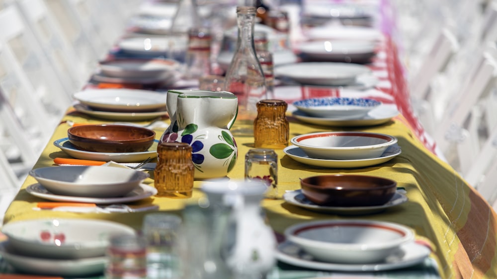 Fotografía de enfoque selectivo de vajilla en la mesa