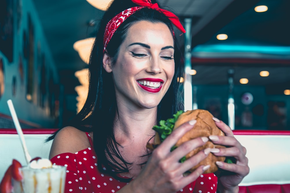 mulher come hambúrguer