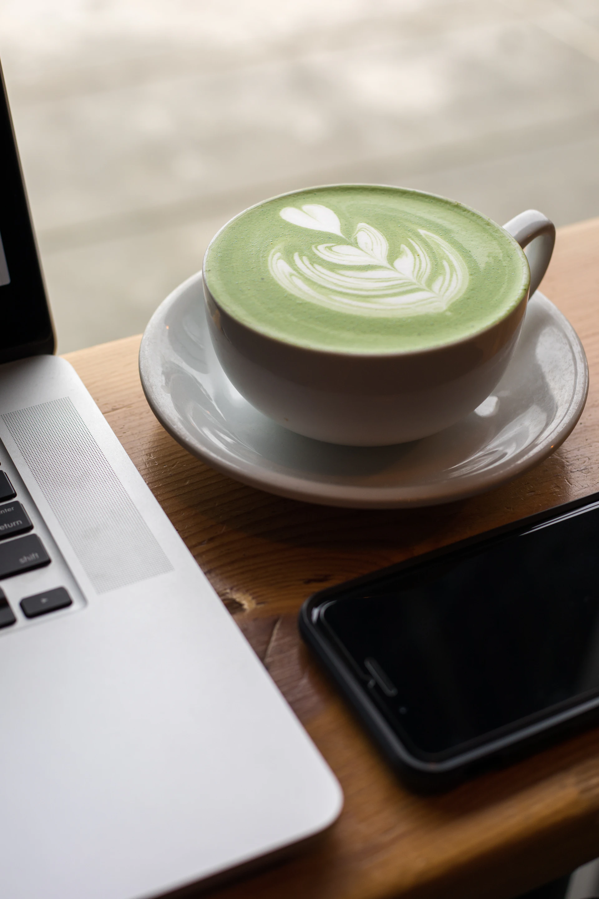 A green matcha latte