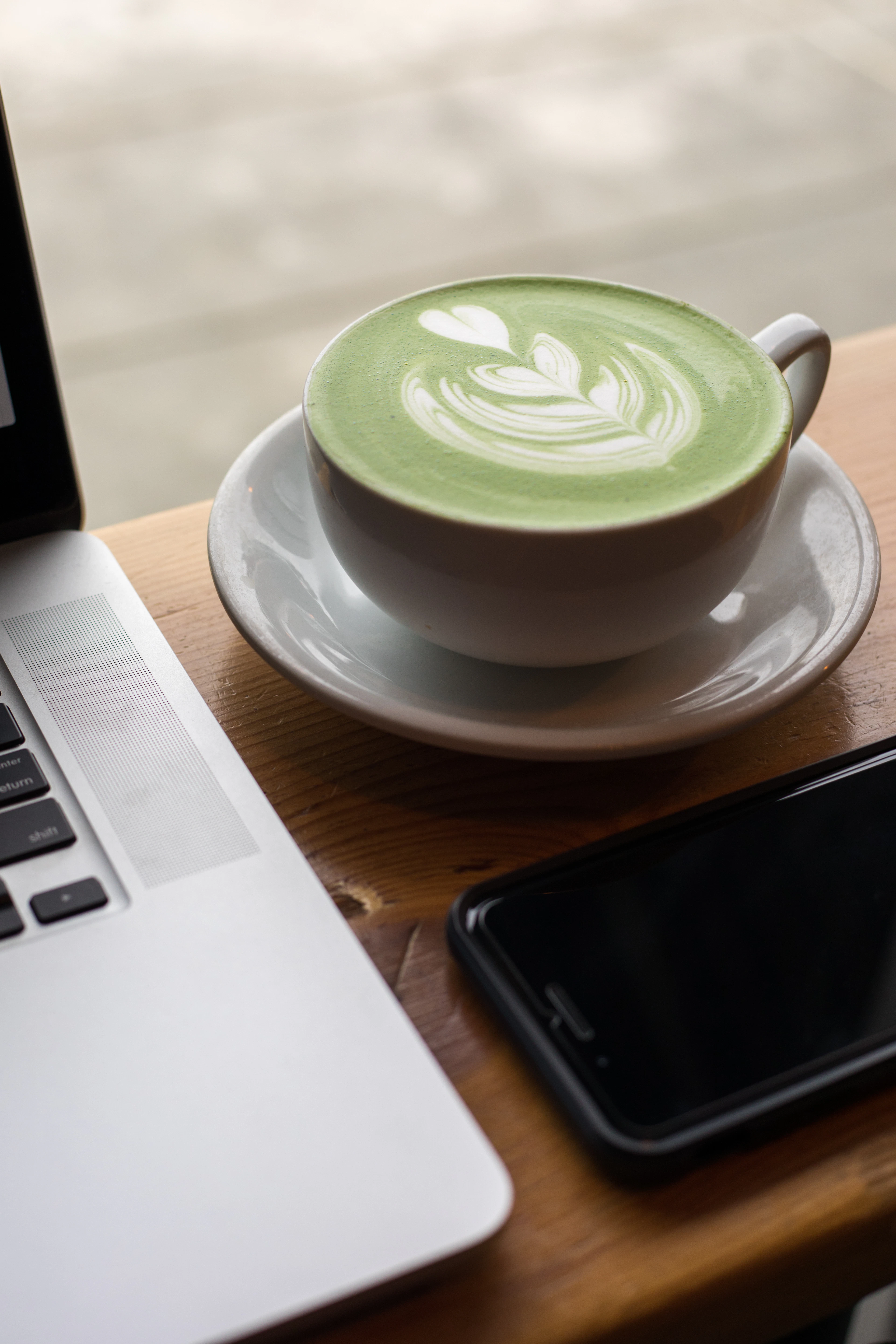 A green matcha latte