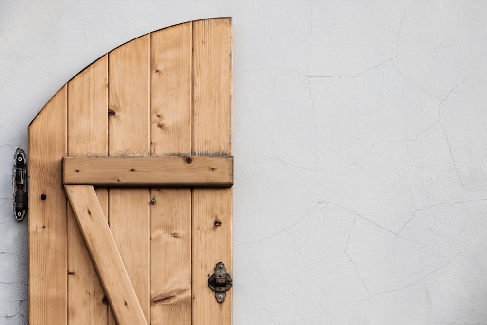 porta in legno sopracciglio