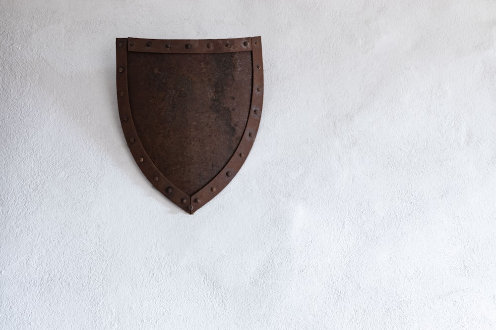 Decoración de pared de escudo de metal marrón