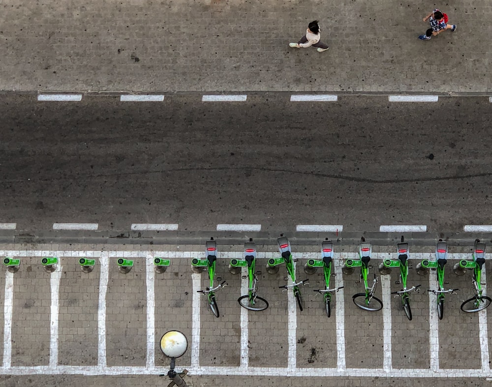 Luftaufnahme von Fahrradparkplätzen auf Betonpflaster