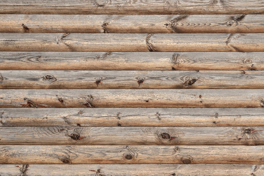 un primo piano di una parete di legno fatta di tronchi