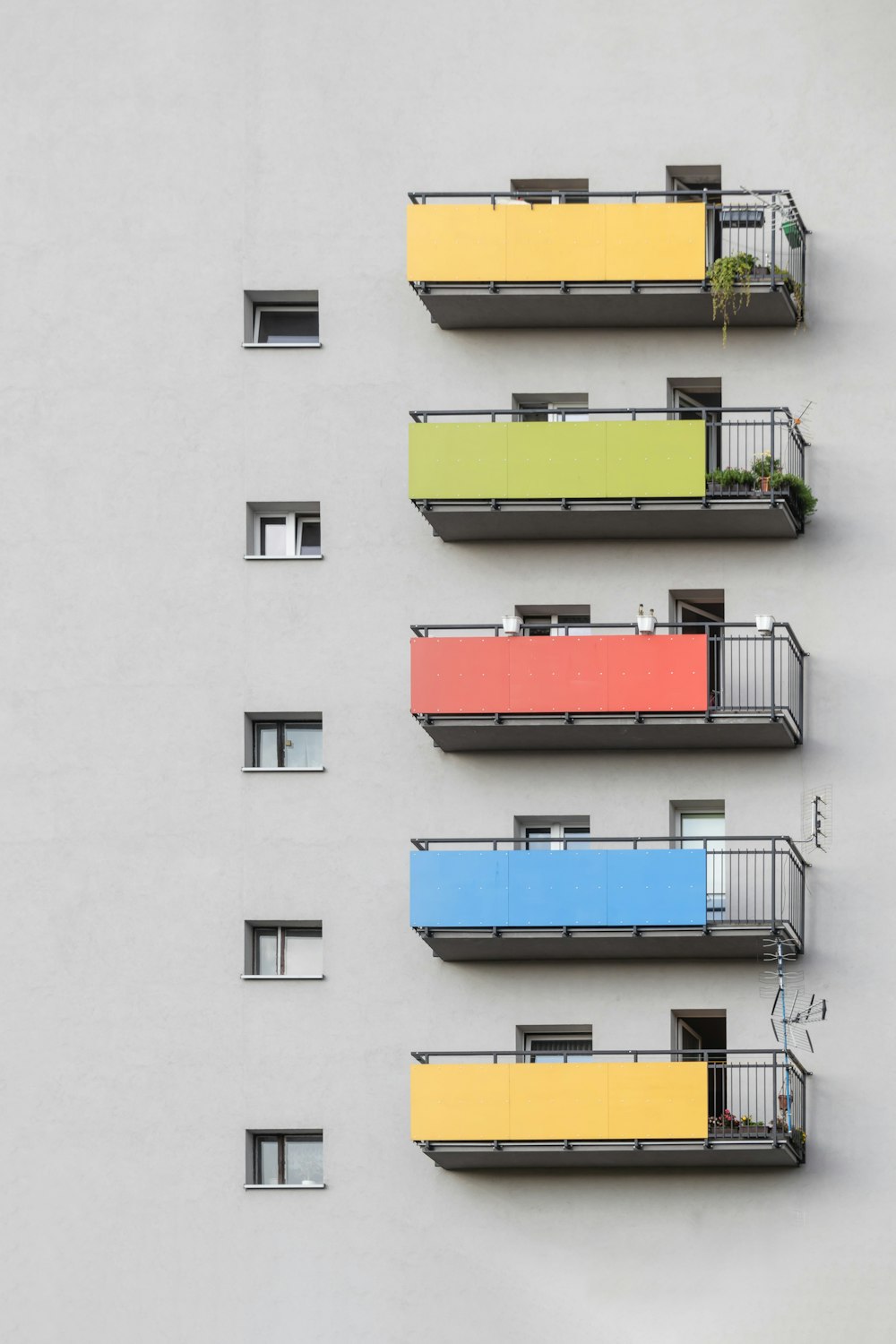 gray and multicolored building close-up photography