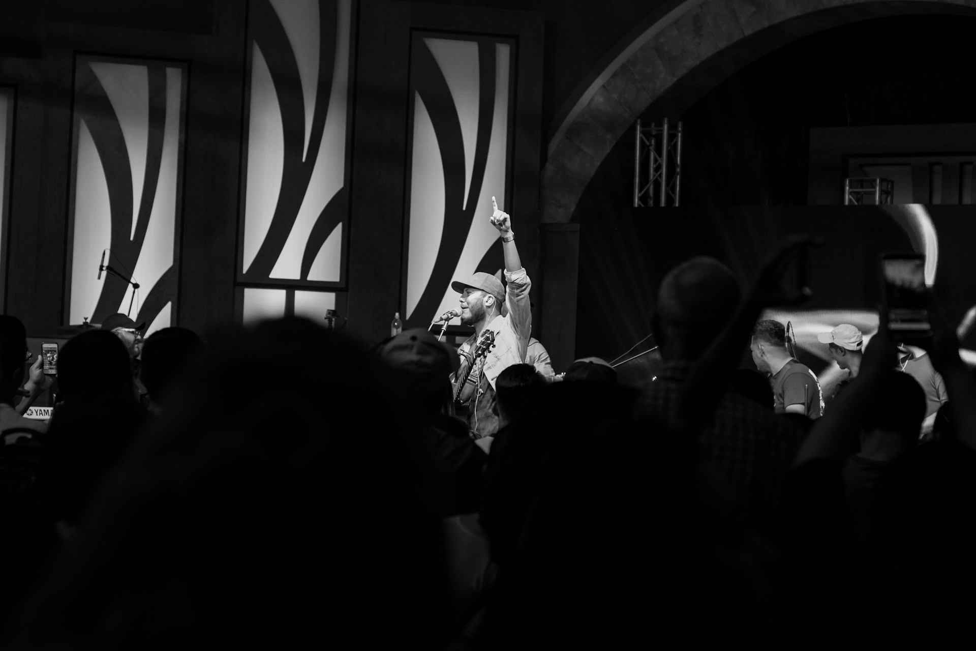 gray computer monitor