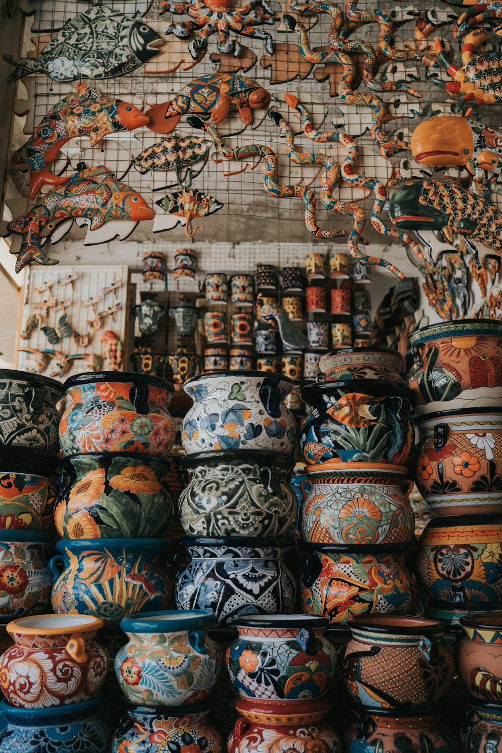 Vasijas de barro de colores variados dispuestas juntas