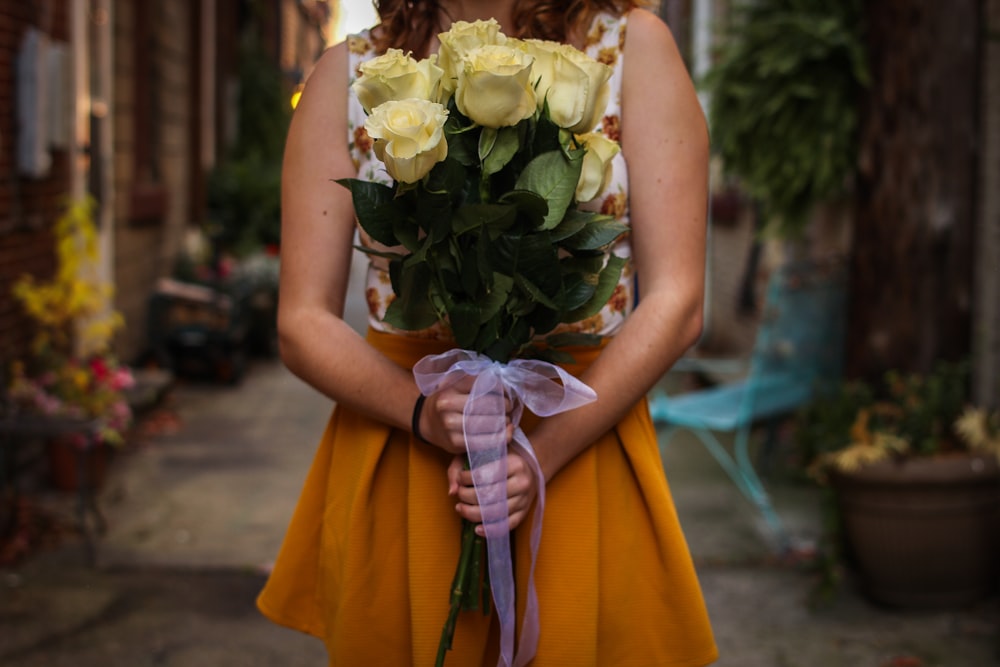 Mujer sosteniendo ramo de flores