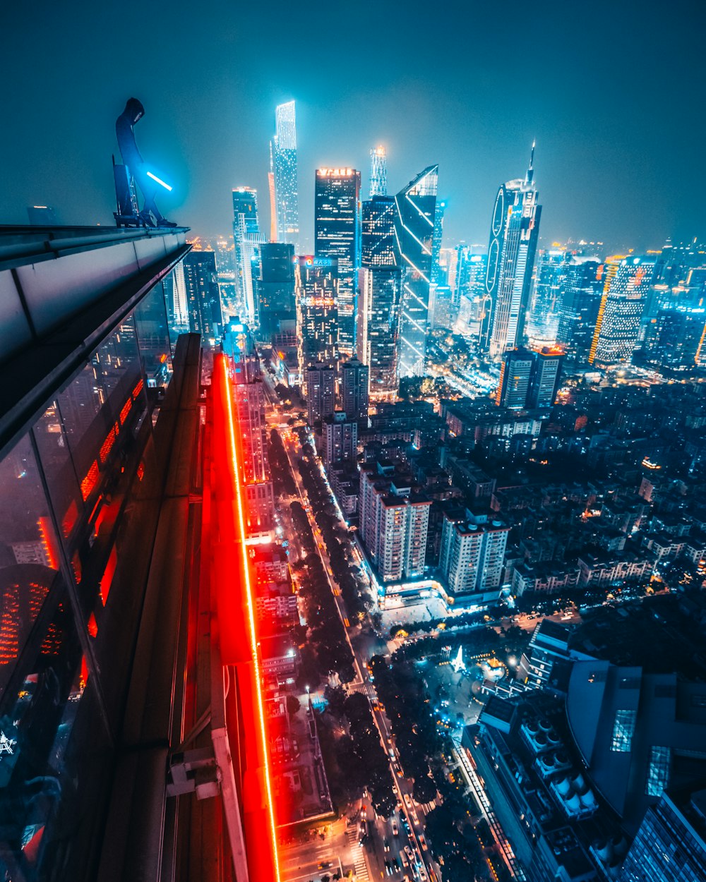 Foto de lapso de tiempo de edificios de gran altura